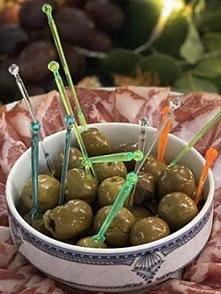 Le olive da tavola Pisciotta succose e croccanti, portano carattere ai vostri aperitivi, ai vostri pranzi e alle vostre cene.