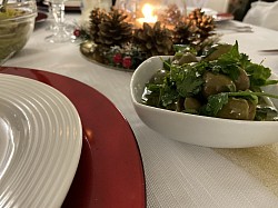 Le olive da mensa Pisciotta, sono corpose, appetitose e delicate, ideali a tavola, per accompagnare pranzi ricercati o aperitivi.